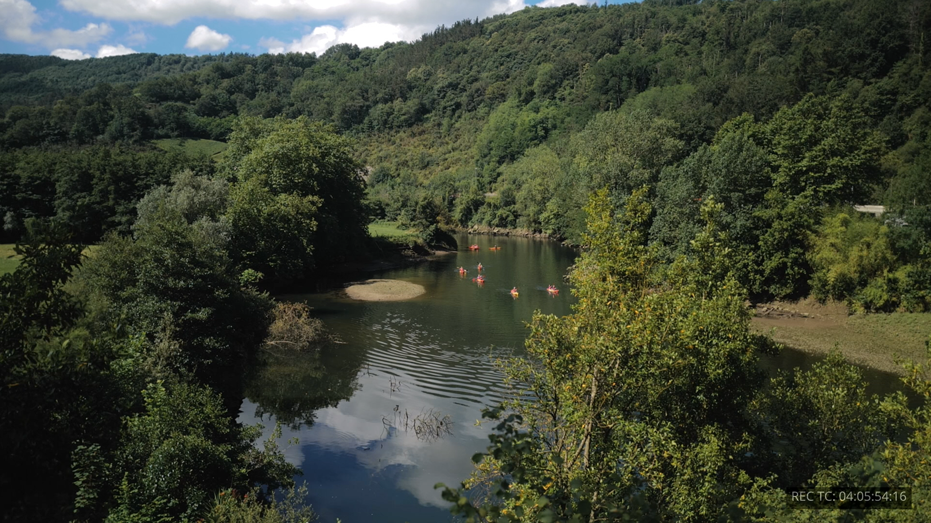 Vue de la rivière Bidasoa avec des personnes qui y naviguent en kayak.